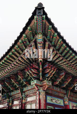 Seoul, Südkorea - Mai 2022: Landschaft der koreanischen Architektur mit farbenfrohem Dach Haedong Yonggungsa Tempel Stockfoto