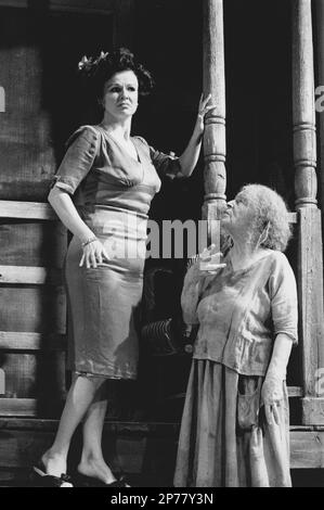 l-r: Julie Walters (Serafina Delle Rose), Patricia Hayes (The Strega) in THE ROSE TATTOO von Tennessee Williams im Playhouse Theatre, London WC2 11/06/199 A Peter Hall Company Produktionsdesign: Alison Chitty Beleuchtung: Mark Henderson Regisseur: Peter Hall Stockfoto