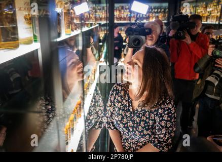 Die SNP-Kandidatin Kate Forbes während eines Besuchs der Scotch Whisky Experience auf dem Wahlkampfpfad in Edinburgh. Bilddatum: Mittwoch, 8. März 2023. Stockfoto