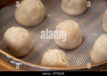 Gedünstete Schweinssuppenknödel mit Namen Xiao Long bao in Taiwan, taiwanesischer Gourmet. Stockfoto