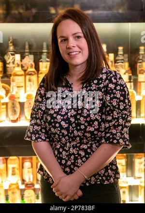 Die SNP-Kandidatin Kate Forbes während eines Besuchs der Scotch Whisky Experience auf dem Wahlkampfpfad in Edinburgh. Bilddatum: Mittwoch, 8. März 2023. Stockfoto