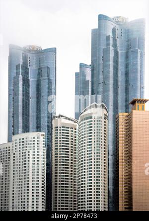 Busan, Südkorea - Mai 2019: Doosan Haeundae Wir haben die Zenith Towers und Wohngebäude in Marine City, Haeundae District Stockfoto