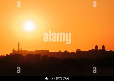 Stadtlandschaft von Maspalomas auf Gran Canaria mit dem Leuchtturm und einem wunderschönen Sonnenuntergang Stockfoto