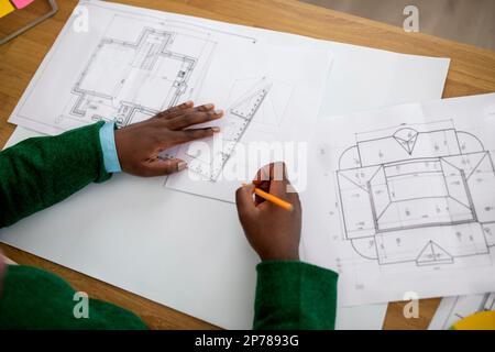 Schwarzer Männlicher Architekt, Zeichenplan Im Büro, Nahaufnahme Der Hände Stockfoto