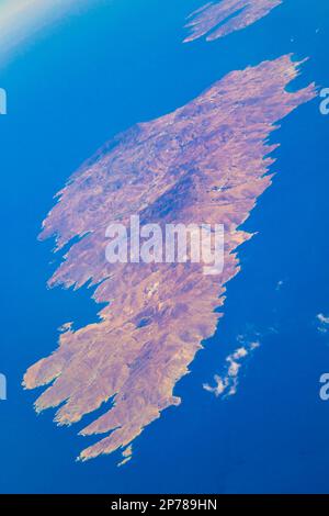 Andros-Insel aus dem Flugzeug nach Santorin gesehen. Griechische Inseln in der Kykladen-Gruppe in der Ägäis. September 2013 Stockfoto