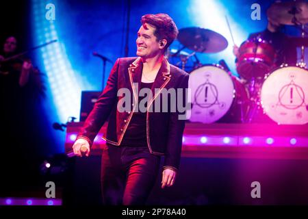 Brendon Urie von Panik! In der Disco tritt am 6. März 2023 in London auf der Bühne der O2 Arena auf. Stockfoto