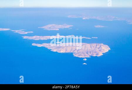 Iraklia, Schinoussa, Keros, Amorgos Inseln aus dem Flugzeug nach Santorin gesehen. Griechische Inseln in der Gruppe der Kykladen in der Ägäis. . Stockfoto