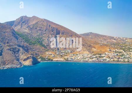 Santorini Insel Übersicht von der Landung Flugzeug über das Meer aus dem Osten, Griechenland.Ägäische Inselgruppe mit rauem Gelände, klassisch blau und weiß Stockfoto