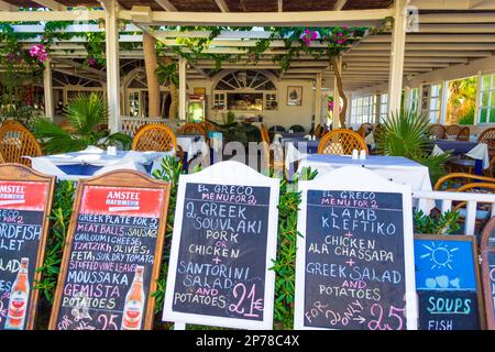 Menüs im Restaurant am Meer im Dorf Kamari, Insel Santorini, Griechenland. Foto am 6. September 2013 Stockfoto