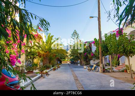 Wunderschöne Straße im Dorf Kamari, Insel Santorini Griechenland. Bild aufgenommen am 4. September 2013. Ägäische Insel mit klassischer blau-weißer Architektur Stockfoto