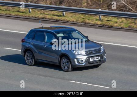 2019 mm (69") Grau SUZUKI VITARA SZ4 BOOSTERJET 998cc Benzinmotor 5-Gang-Schaltgetriebe; Fahren auf der Autobahn M61, Großbritannien Stockfoto