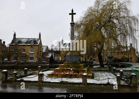 Oxfordshire, England, Großbritannien. 8. März 2023 Snow Flurries in the morning at 0 degrees, Bourton-on-the-Water, Gloucestershire, England, UK.8. März 2023, Melvin Green/Alamy Live News. Stockfoto