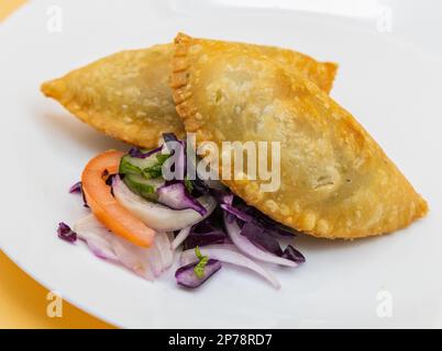 Ramadan Food Patties: Vegetarische Samosa, Veg Patty mit Salat. Würziger Indischer Pakistanischer Snack. Street Food Stockfoto