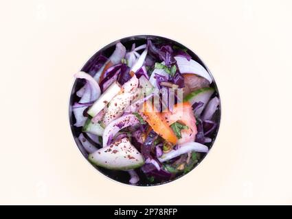 Salat: Traditioneller nahöstlicher Salat, gemischt mit Gurken, Tomaten, Petersilie, Olivenöl und Sumac-Gewürzen. Stockfoto