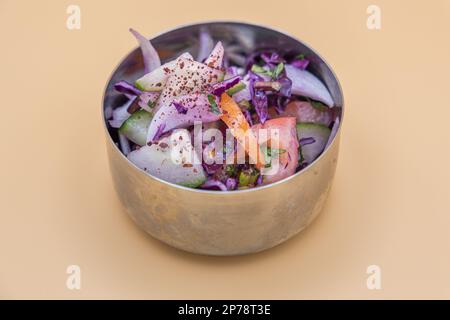 Salat: Traditioneller nahöstlicher Salat, gemischt mit Gurken, Tomaten, Petersilie, Olivenöl und Sumac-Gewürzen. Stockfoto