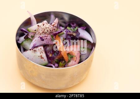 Salat: Traditioneller nahöstlicher Salat, gemischt mit Gurken, Tomaten, Petersilie, Olivenöl und Sumac-Gewürzen. Stockfoto