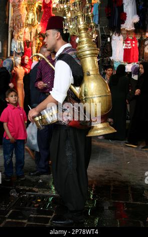 DAMASKUS, SYRIEN-APRIL 12: Unidentifizierter Syrer, der Saft in traditionellem Outfit am Souk verkauft. April 12,2008 in Damaskus, Syrien Stockfoto