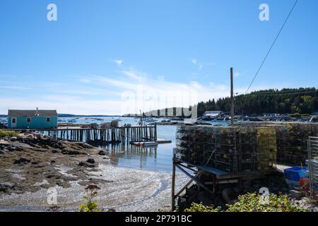 10 04 2022, Stonington, Maine, USA: Blick auf den kleinen Fischerhafen in Stonington Stockfoto