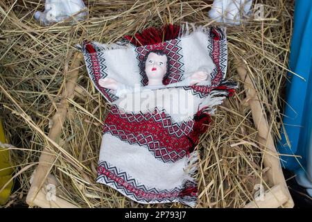 Auf dem Heu zu liegen, ist eine kleine Jesus-Figur an Weihnachten Stockfoto