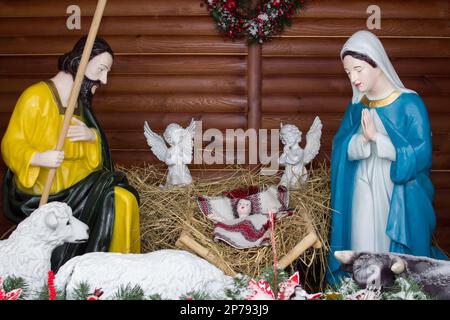 Der Geburtstag Jesu ist eine Statuette von Maria mit Josef und neugeborenem Jesus im Heu Stockfoto