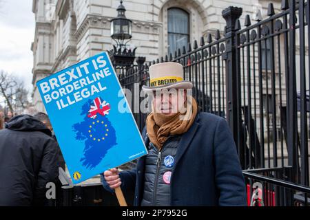 London, uk, 27., Feb, 2023. Anti-Brexit-Demonstranten Steve bray hält Plakat vor der Downing Street Stockfoto