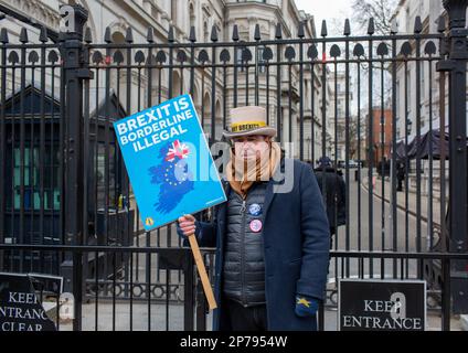 London, uk, 27., Feb, 2023. Anti-Brexit-Demonstranten Steve bray hält Plakat vor der Downing Street Stockfoto