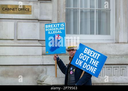 London, uk, 27., Feb, 2023. Anti-Brexit-Demonstranten Steve bray hält Plakat vor dem Kabinett Whitehall Stockfoto
