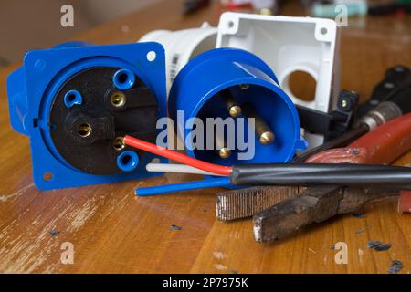 Verschiedene elektrische Werkzeuge auf Holztisch Steckdose stationär Stockfoto