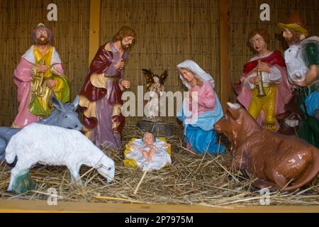 Statuen in einer Weihnachtsszene auf der Straße Stockfoto