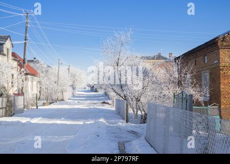 Dorfstraße des Wintermorgens von frostiger Schönheit Stockfoto