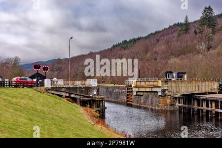 Gairlochy Caledonian Canal Spean Bridge Great Glen Way Schottland ein Auto wartet, während die Drehbrücke schließt Stockfoto