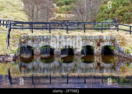 Gairlochy Caledonian Canal Spean Bridge Great Glen Way Schottland Bridge mit Reflexionen über einem Bach in der Nähe der weißen Moy Swing Bridge Stockfoto