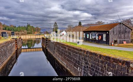 Gairlochy Caledonian Canal Spean Bridge Great Glen Way Scotland Gairlochy Drehbrücke und Schuppen am unteren Schloss Stockfoto