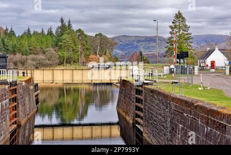 Gairlochy Caledonian Canal Spean Bridge Great Glen Way Schottland Gairlochy Swing Bridge reflektiert im Kanal Stockfoto