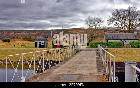 Gairlochy Caledonian Canal Spean Bridge Great Glen Way Schottland mit Blick über die weiße Moy Swing Bridge zum Keepers Cottage Stockfoto