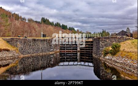 Gairlochy Caledonian Canal Spean Bridge Great Glen Way Schottland Rusty loch Gates an der Gairlochy Swing Bridge Stockfoto