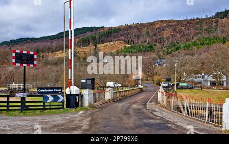 Gairlochy Caledonian Canal Spean Bridge Great Glen Way Schottland die B8004. Straße über die Gairlochy Swing Bridge Stockfoto