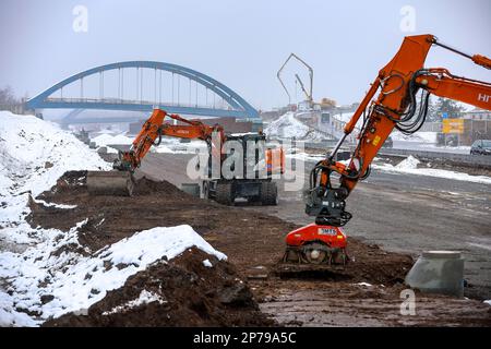 08 A38. März 2023, Sachsen, Großdeuben: Trotz des Winterbeginns wird daran gearbeitet, die Lücke im Bau der neuen A72 südlich von Leipzig zu schließen. Das sächsische Autobahnnetz wird in diesem Jahr mit Kosten von über 155 Millionen Euro modernisiert und ausgebaut. Allein im letzten 8,1 km langen Abschnitt werden in diesem Jahr etwa 36,5 Millionen Euro fließen, wie die Autobahn GmbH der Bundesregierung am selben Tag in Chemnitz mitteilte. Ab dem Spätsommer wird der Verkehr zunächst auf einer Spur in jede Richtung verlaufen. Foto: Jan Woitas/dpa Stockfoto
