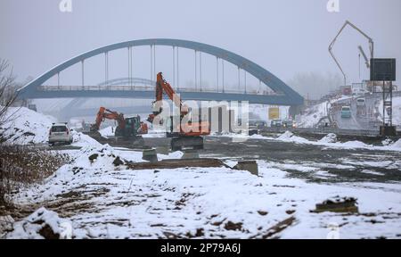 08 A38. März 2023, Sachsen, Großdeuben: Trotz des Winterbeginns wird daran gearbeitet, die Lücke im Bau der neuen A72 südlich von Leipzig zu schließen. Das sächsische Autobahnnetz wird in diesem Jahr mit Kosten von über 155 Millionen Euro modernisiert und ausgebaut. Allein im letzten 8,1 km langen Abschnitt werden in diesem Jahr etwa 36,5 Millionen Euro fließen, wie die Autobahn GmbH der Bundesregierung am selben Tag in Chemnitz mitteilte. Ab dem Spätsommer wird der Verkehr zunächst auf einer Spur in jede Richtung verlaufen. Foto: Jan Woitas/dpa Stockfoto