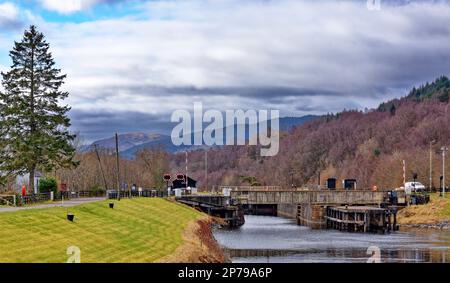 Gairlochy Caledonian Canal Spean Bridge Great Glen Way Schottland die kleine Drehbrücke über dem Kanalwasser Stockfoto