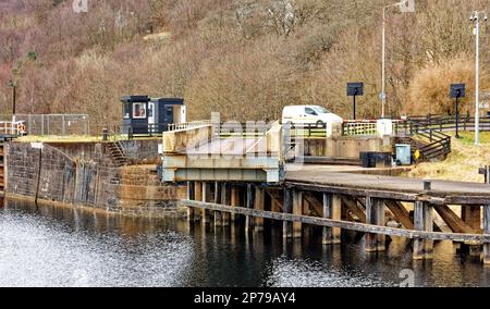 Gairlochy Caledonian Canal Spean Bridge Great Glen Way Schottland die Drehbrücke öffnet sich über dem Kanalwasser Stockfoto