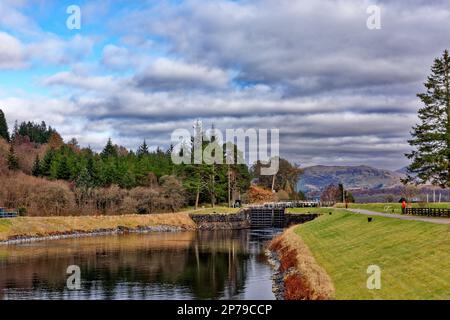 Gairlochy Caledonian Canal Spean Bridge Schottland Blick auf die Schleusen über der Swing Bridge Stockfoto