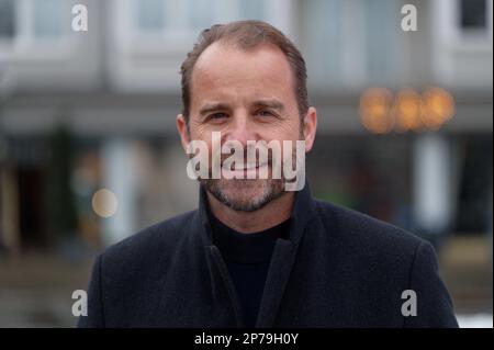08. März 2023, Nordrhein-Westfalen, Düsseldorf: Alexander Stotz, Geschäftsführer der Ströer Media Deutschland GmbH, steht im Vorfeld des landesweiten Warntages in der Düsseldorfer Innenstadt während einer Fotosession. Foto: Henning Kaiser/dpa Stockfoto