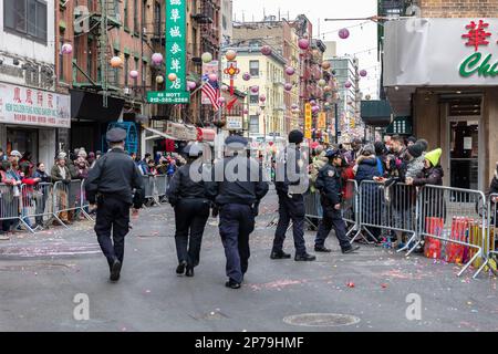 New York, Chinatown, USA - 12. Februar 2023: Polizisten beobachten Chinatown vor der Silvesterparade, bei der sich die Öffentlichkeit zum Jahreswechsel versammelt Stockfoto