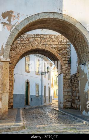 Der Ruhestand Arch in mittelalterlichen Mauern ist einer von 4 Eingängen in die Altstadt von Faro, Algarve, Portugal Stockfoto