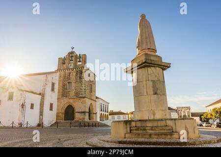 Innenstadt von Faro mit Kathedrale SE am Morgen, Algarve, Portugal Stockfoto