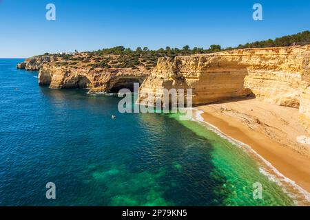 Wunderschöne Klippen und Strand namens Cao Raivoso an der Algarve, Südportugal Stockfoto