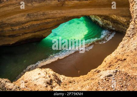 Wunderschöne und berühmte Benagil-Höhle, die von oben gesehen wird, Algarve, Südportugal Stockfoto