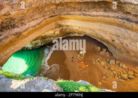 Wunderschöne und berühmte Benagil-Höhle, die von oben gesehen wird, Algarve, Südportugal Stockfoto