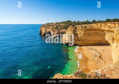 Wunderschöner Strand von Corredoura auf dem Seven Hanging Valleys Trail, Algarve, Portugal Stockfoto